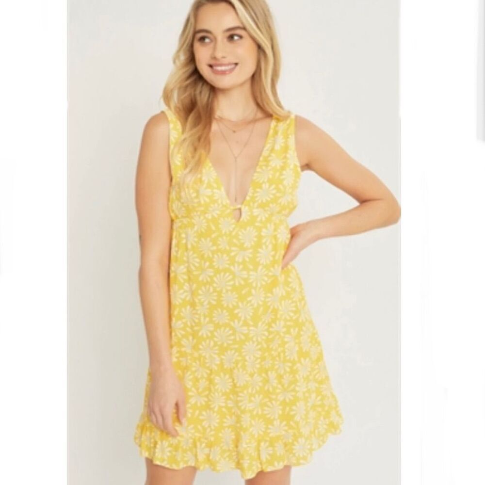 NWT Love Tree Sz S Yellow white floral Cleavage Bottom Ruffled lined Mini dress